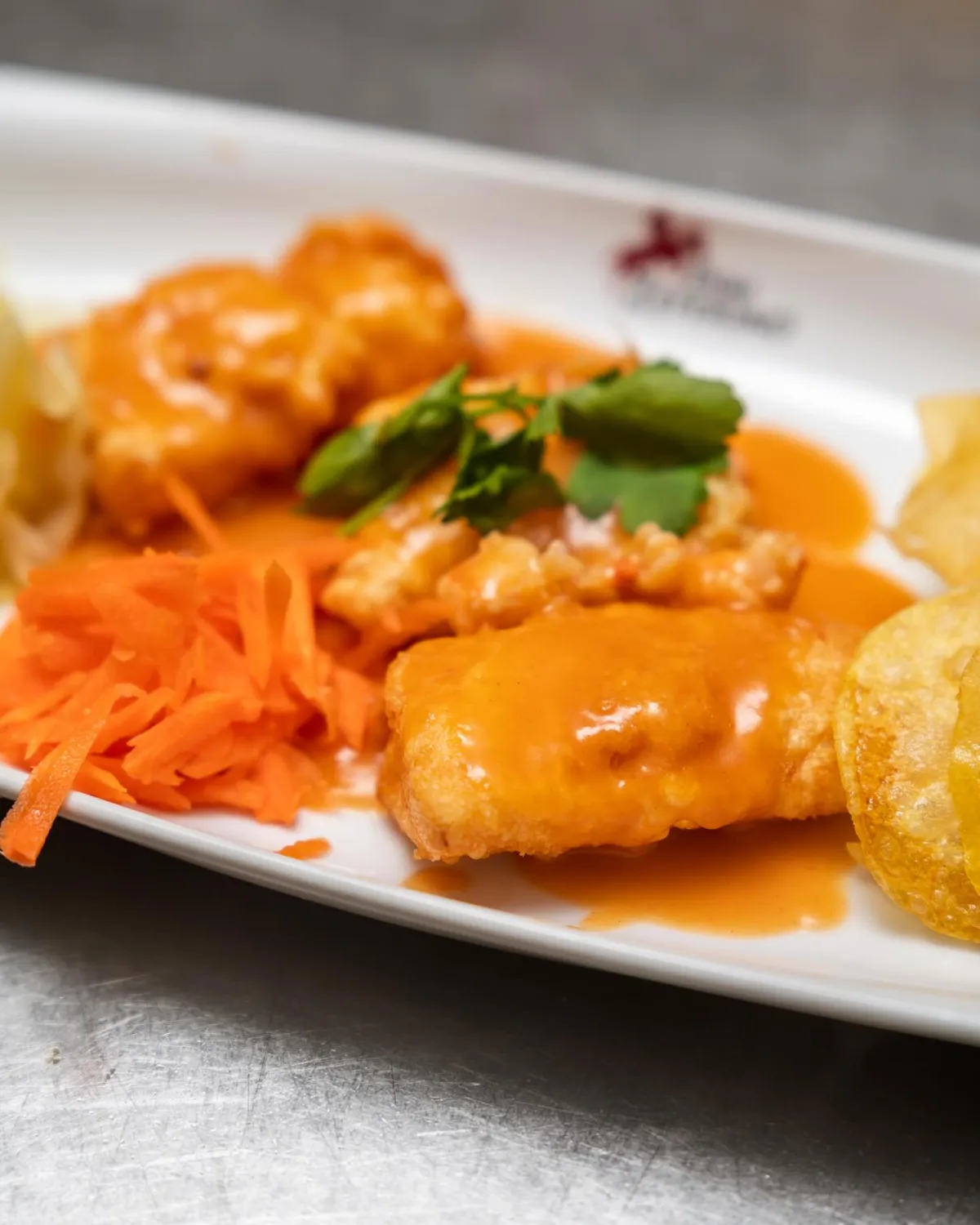 Filetes de peixe dourados e crocantes